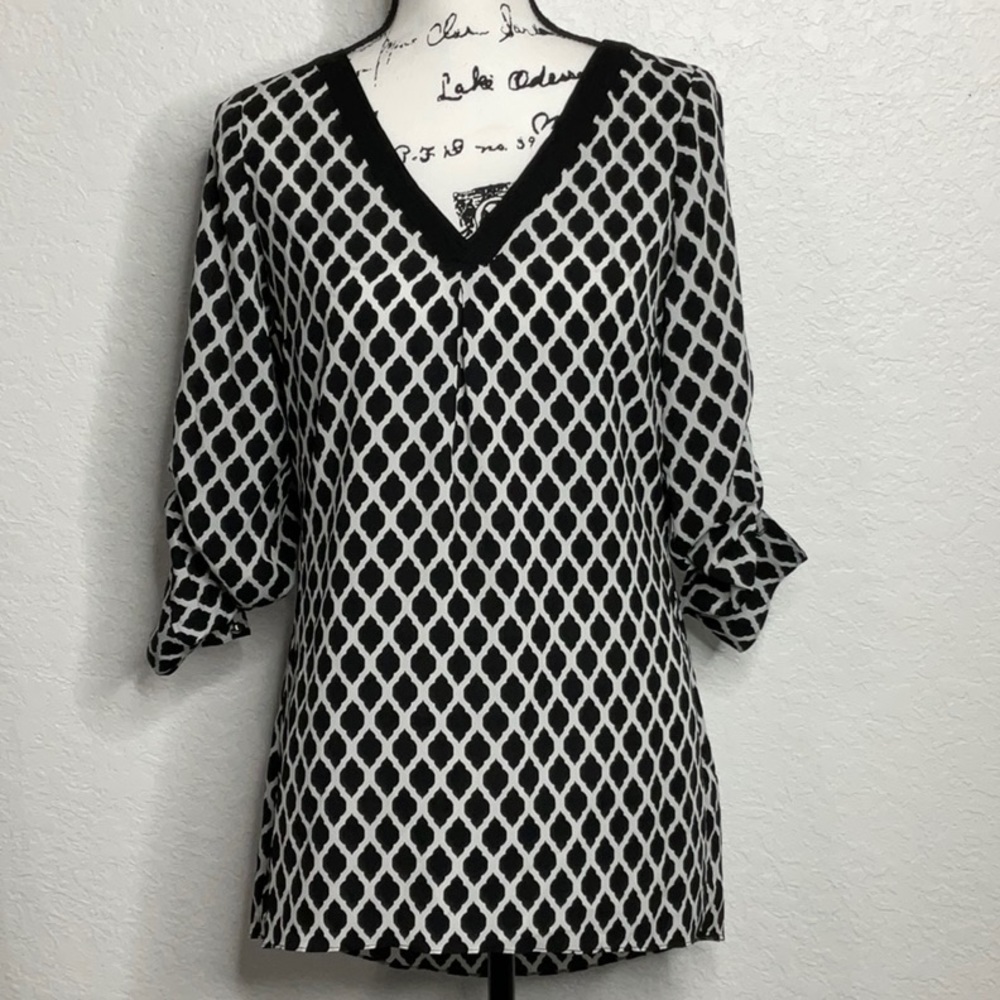 White House Black Market NWOT Black & White Tunic Size 6. Polyester.